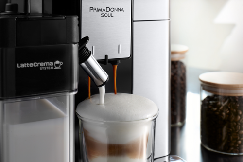 DeLonghi Prima Donna Soul Kaffeemaschine mit Tasse