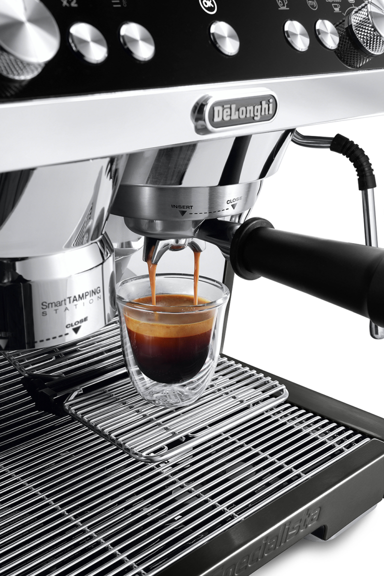 DeLonghi Kaffeemaschine mit Espressotasse