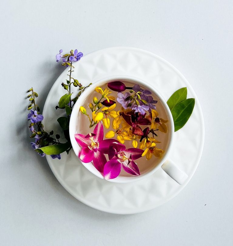 Weißer Tee mit Blumen