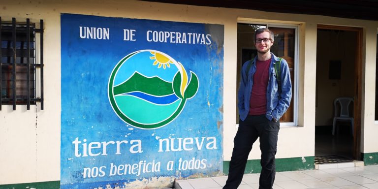 Jens Klein von Café Chavalo vor der Tierra Nueva Kaffeekooperative