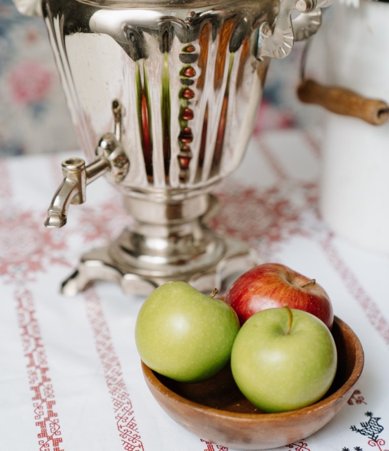 Samowar mit einer Schüssel von Äpfeln