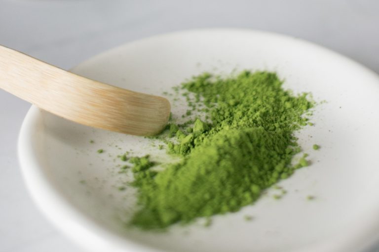 Matcha Pulver auf einem Teller