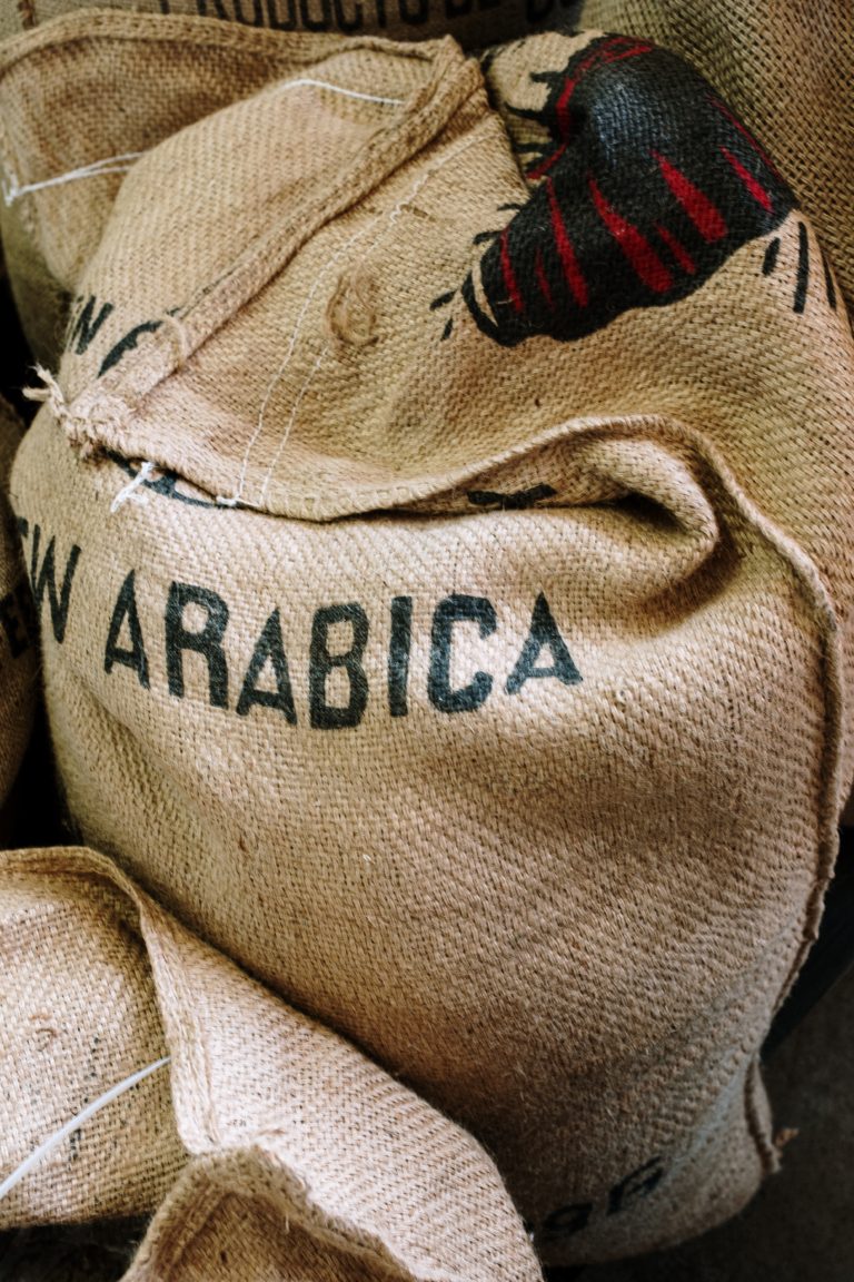 Arabica Kaffeebohnen in einem großen Sack