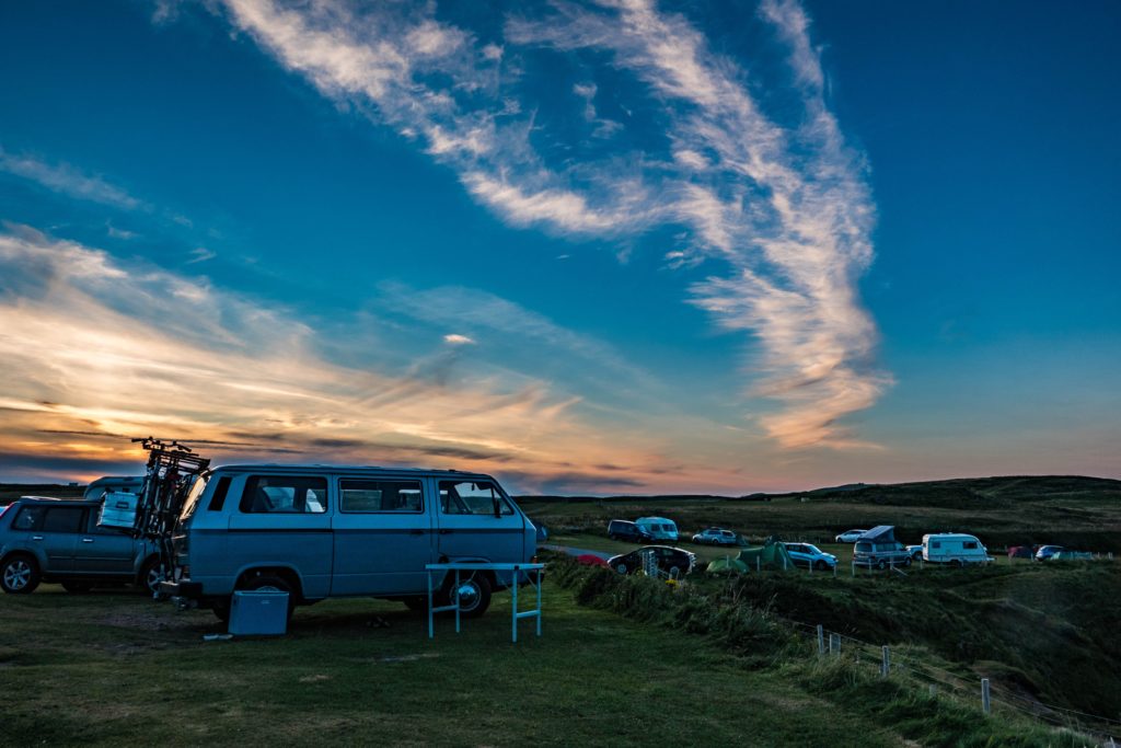 Camping Van bei Sonnenaufgang