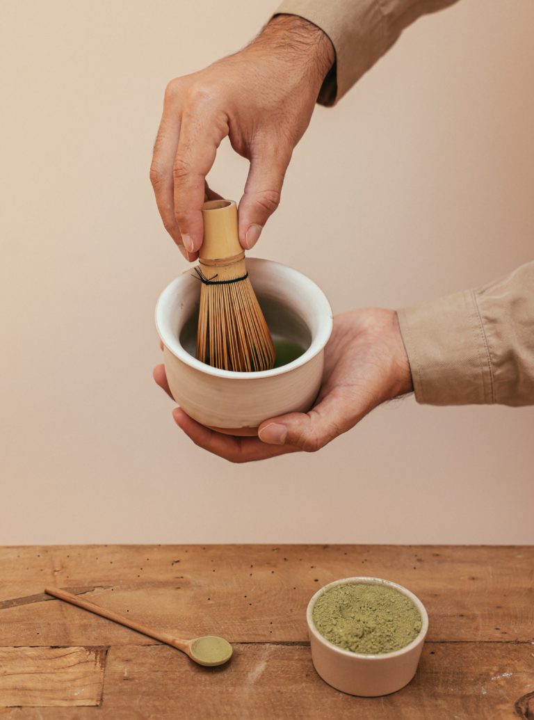Matcha Zubereitung mit einem Matcha Besen