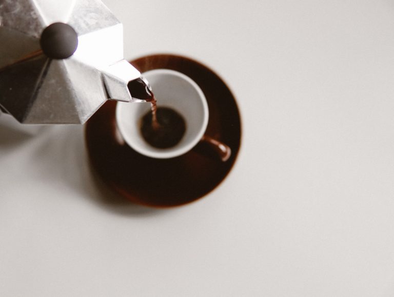 Kaffee in einer Mokkakanne mit Tasse